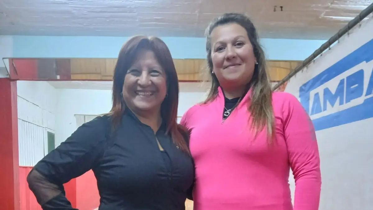 Ana Bernal y Guillermina Albano, integrantes de la Selección Necochense de Bowling