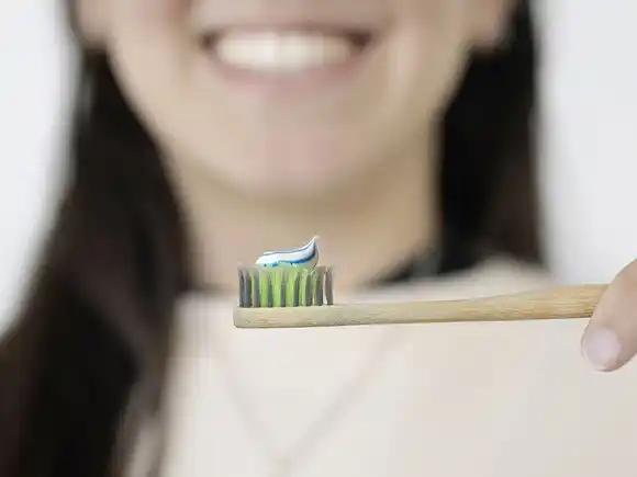 Cepillarse los dientes, una acción clave para la salud del corazón y el cerebro