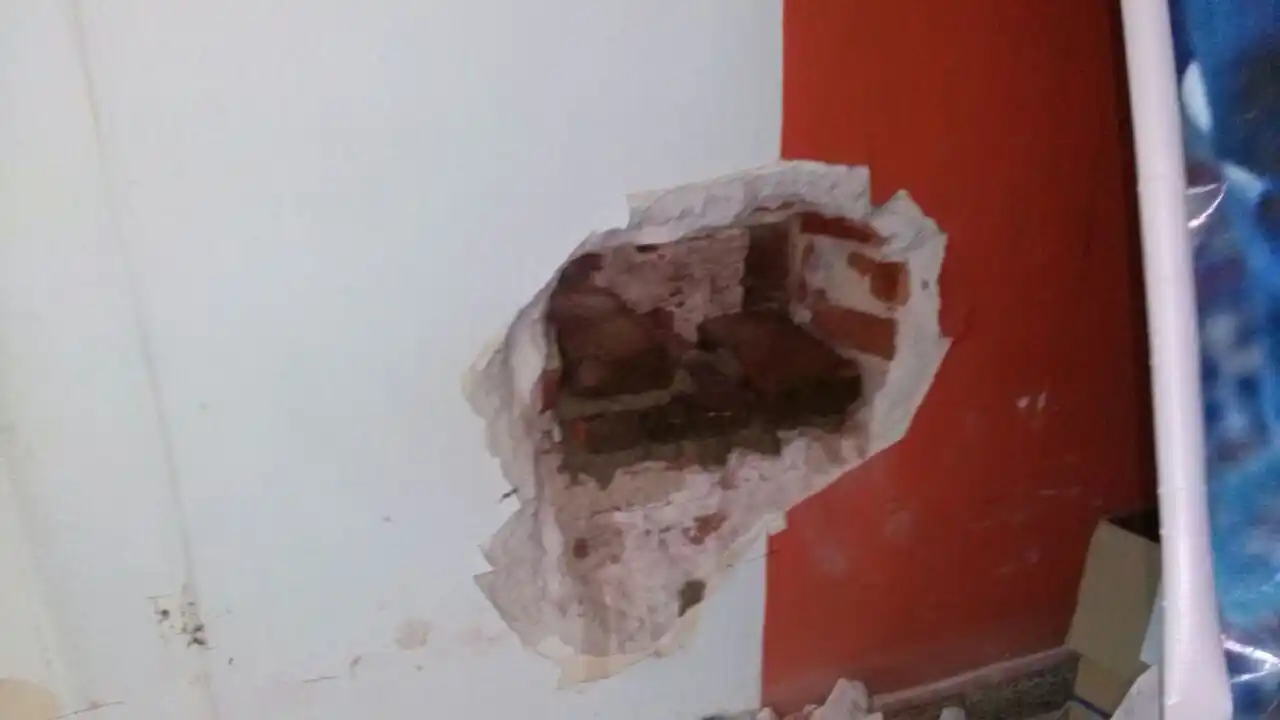 Hicieron un boquete y se llevaron indumentaria deportiva