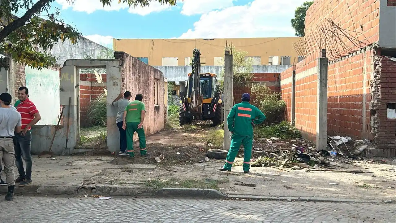 Operativo de limpieza en los departamentos usurpados en Av Mitre