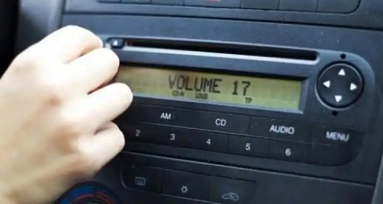 Les pidieron que bajen la música del auto y agredieron a la policía