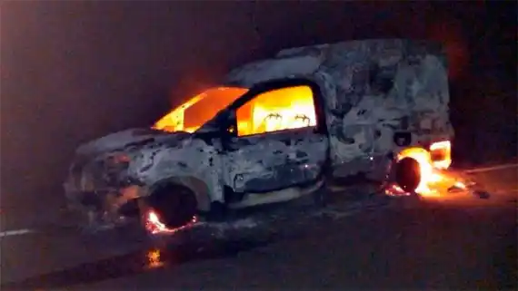Un utilitario que transportaba medicamentos se incendió y quedó destruido