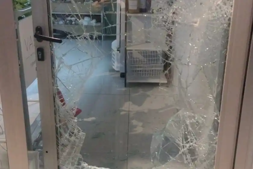 Destrozaron un vidrio para robar una dietética y fueron detenidos