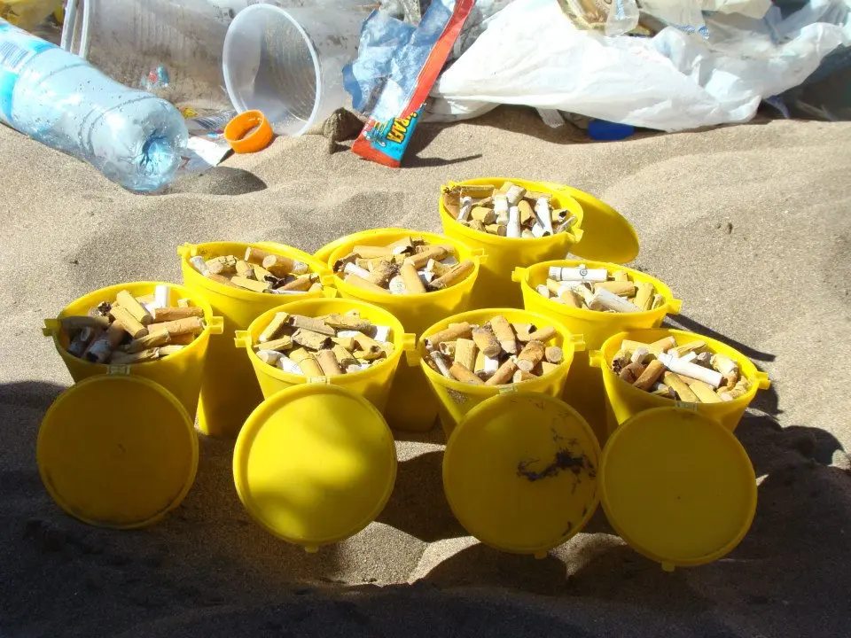 El problema de las colillas de cigarrillo en la playa