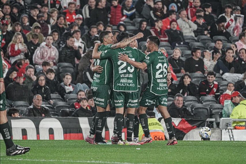 Junín está de fiesta: con un ex Boca como figura, Sarmiento sorprendió a River y dejó un Monumental en llamas