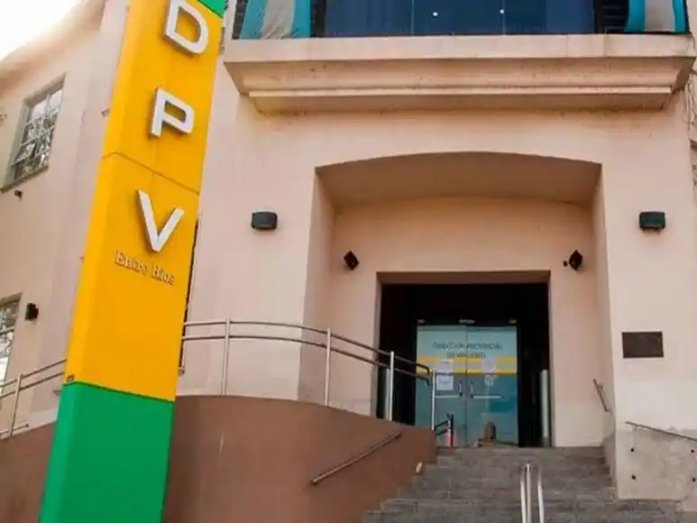 Vecinos de Raíces piden audiencia al gobernador y lo instan a recorrer los caminos en persona