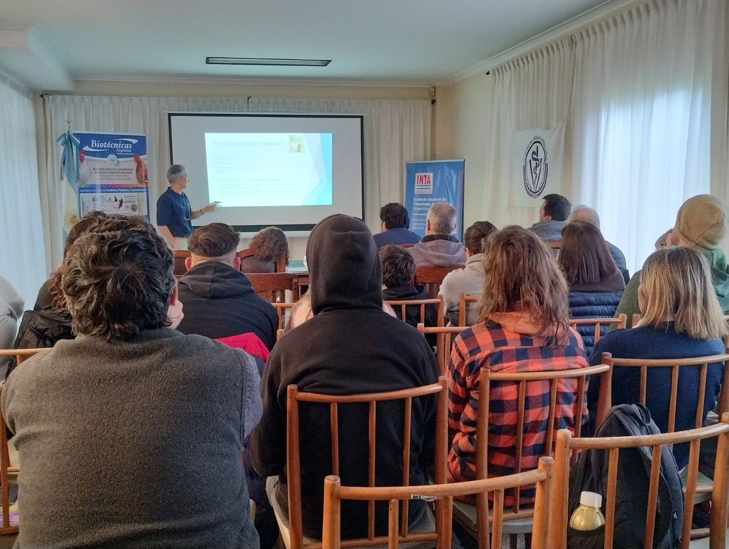 El evento tuvo lugar en el salón de la Sociedad Rural de Tandil, con una muy buena participación de público.