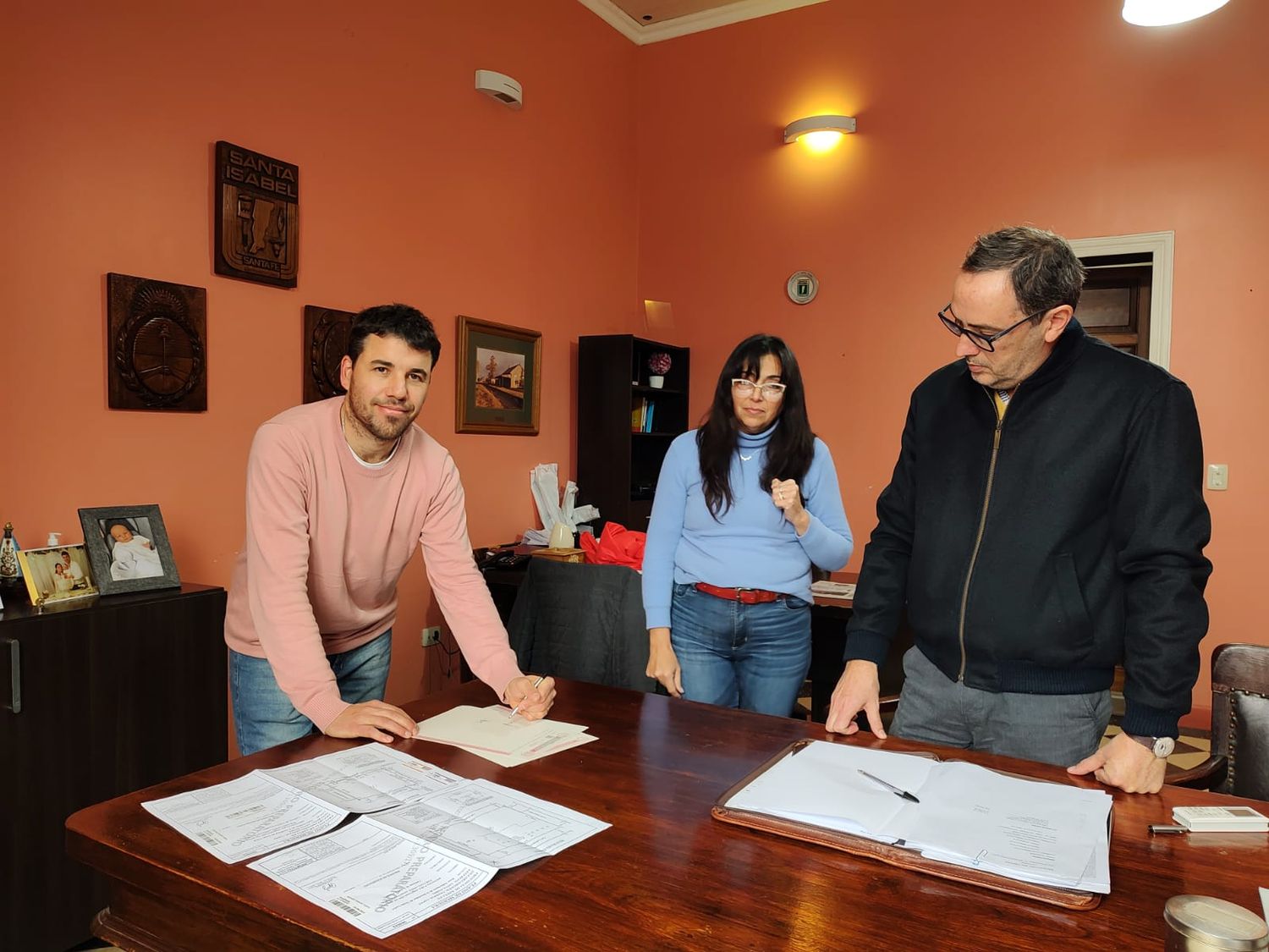 El presidente comunal Pablo Giorgis (Izquierda) en el momento de la firma del convenio.