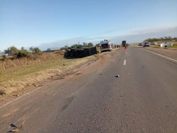 Accidente entre dos camiones en Ruta Nacional 34: uno de los vehículos volcó tras un roce