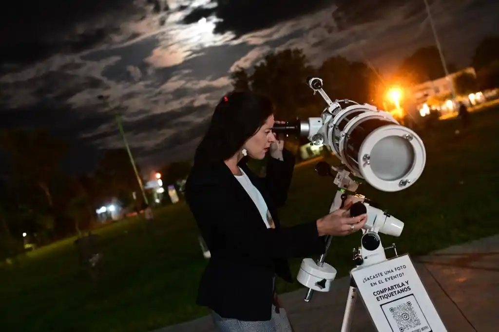 Se realizará una jornada astronómica para observar la Luna Llena con telescopio