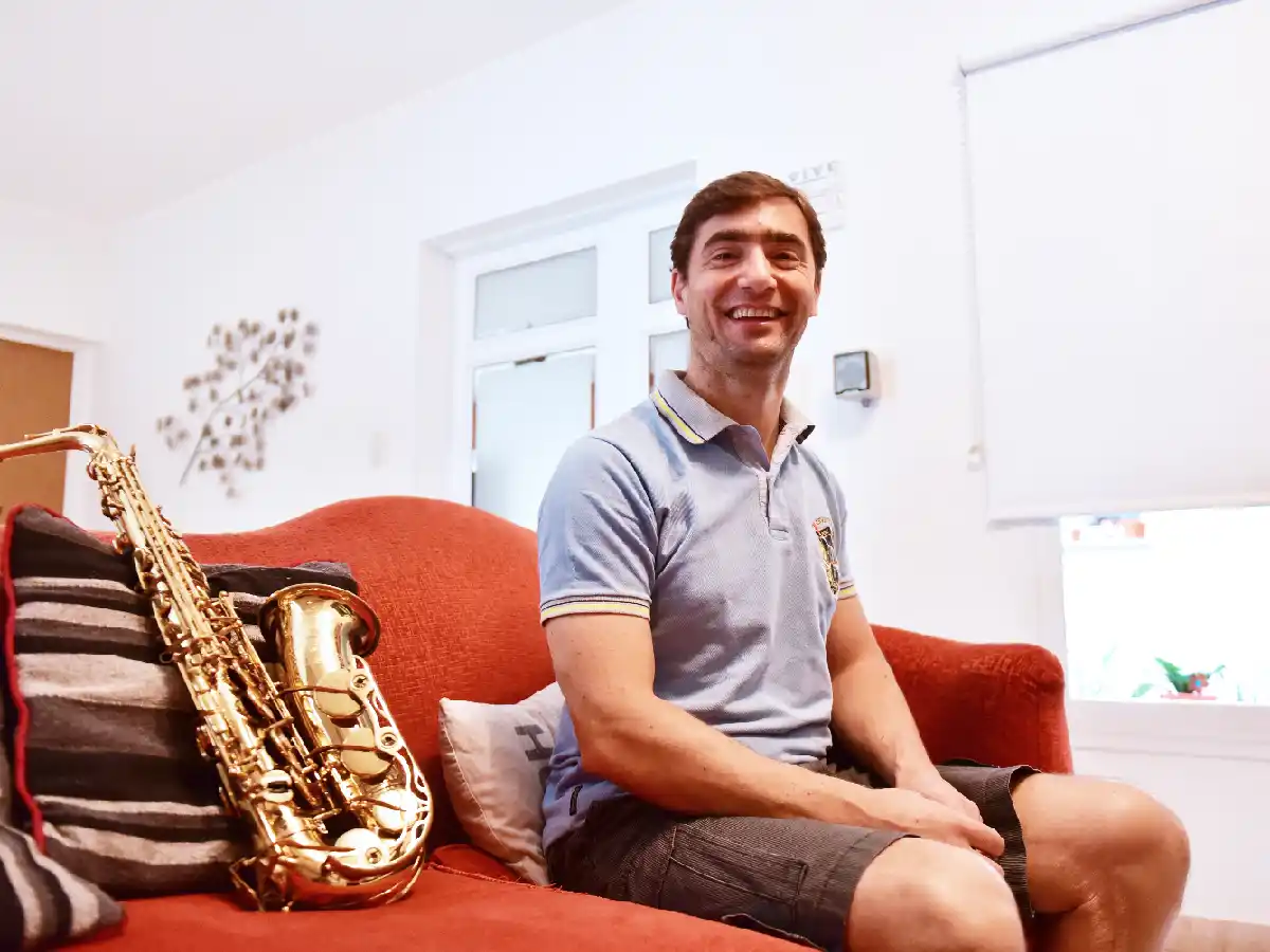 Gustavo Juncos: un policía con don de músico 