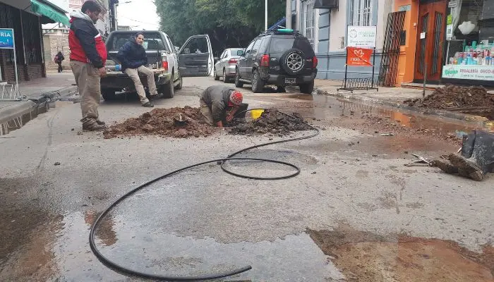Servicios Sanitarios reparó pérdida de agua en 25 de mayo al 700