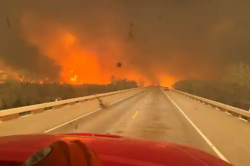Una treintena de incendios forestales FUERA DE CONTROL devastan Texas