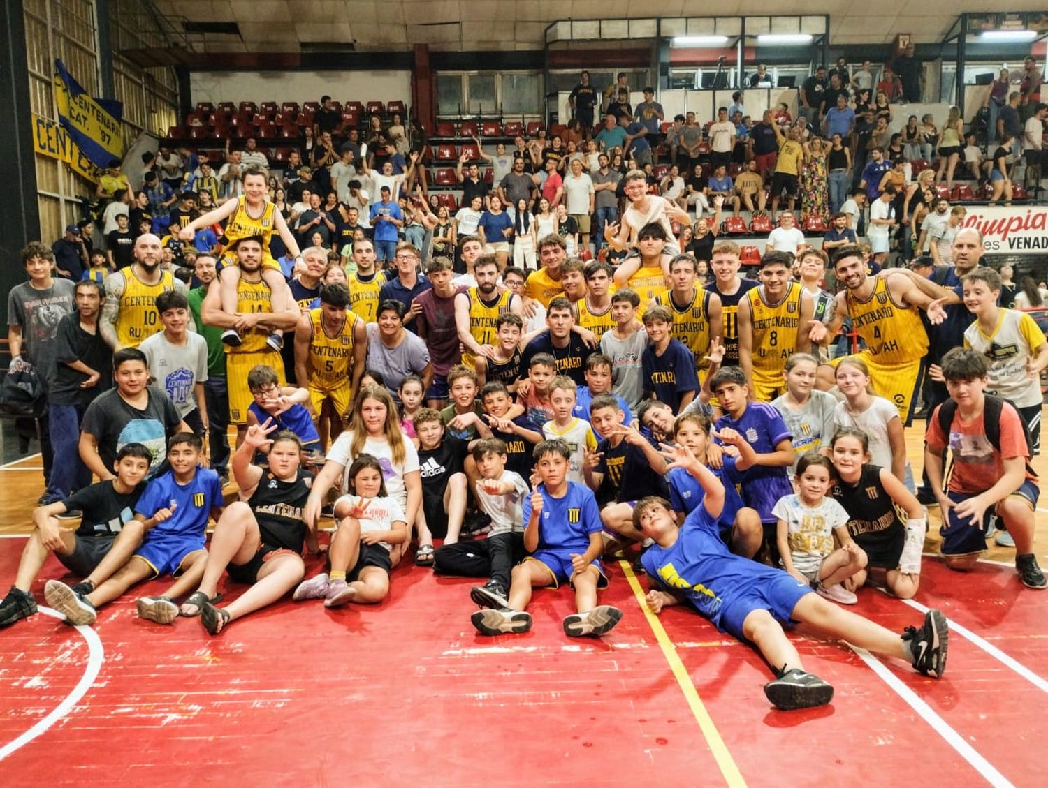 El festejo de la victoria ante una gran cantidad de gente que se acercó para acompañar al equipo. Foto: Fabián Gallego