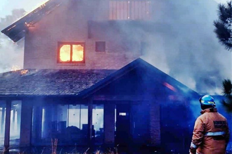 Se incendió un hotel y encontraron un cuerpo calcinado en su interior