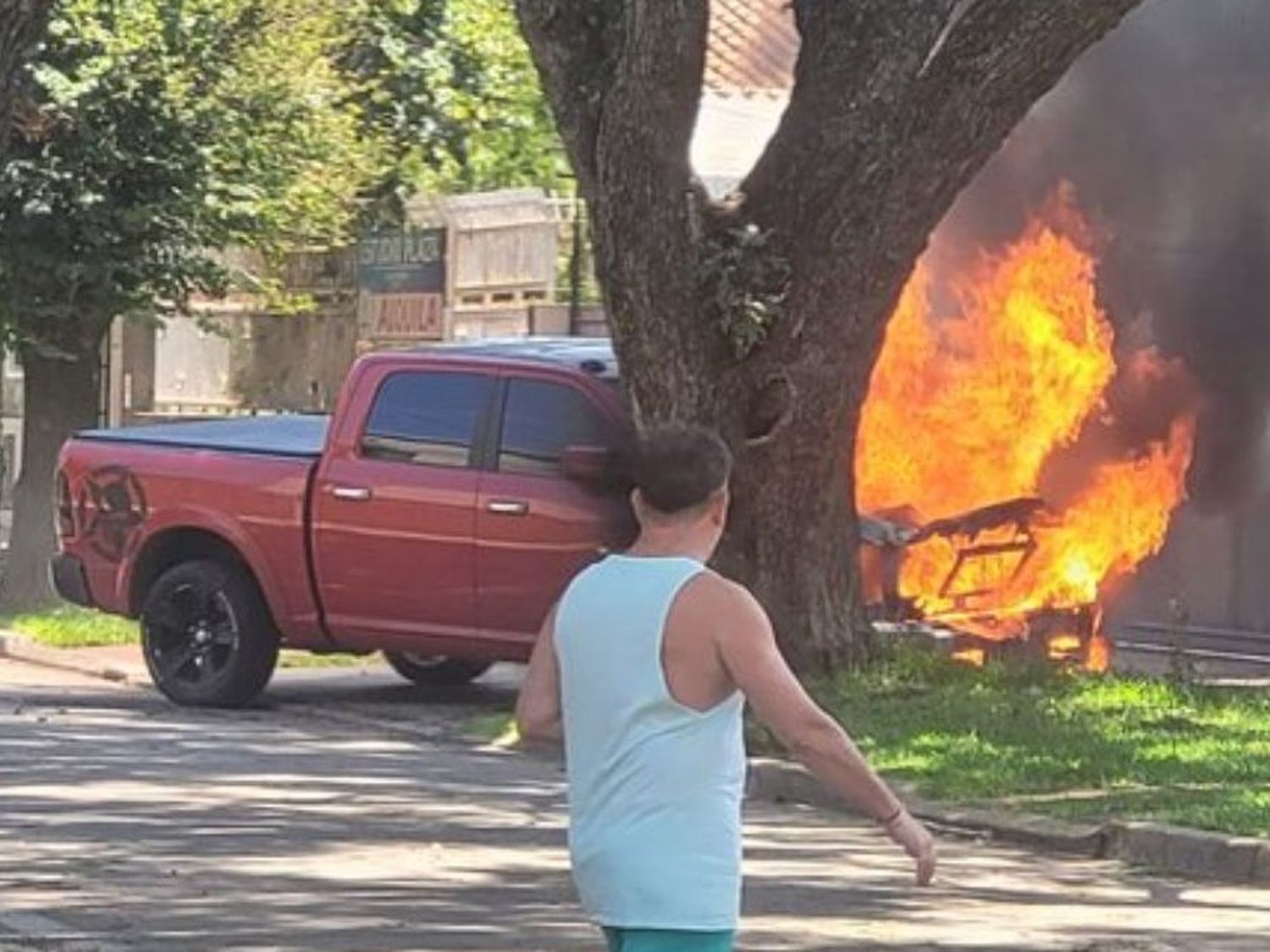 Bomberos acudieron rápidamente y extinguieron el fuego. No se reportaron heridos.