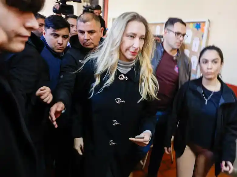 Karina Milei votó en Vicente López, estuvo rodeada por un escudo de militantes y casi no emitió palabra
