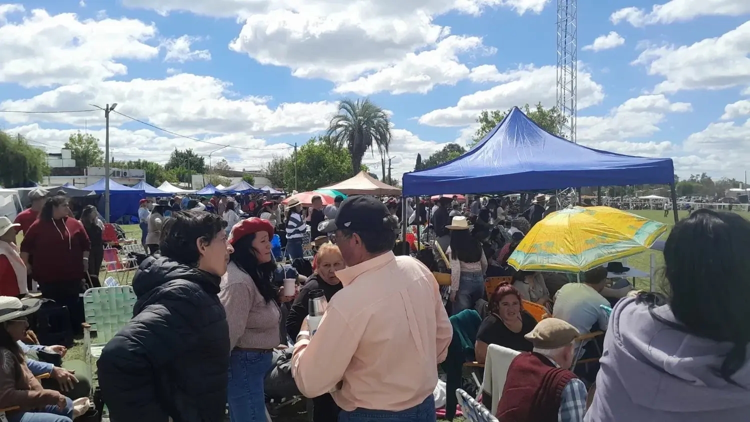Los Charrúas celebró sus 85 años con tradición gaucha y música de Los Palmeras