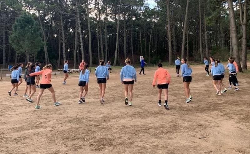 Con el protocolo "burbuja": Las Leonas ya entrenan en Pinamar sin contacto más que entre ellas y cuerpo técnico