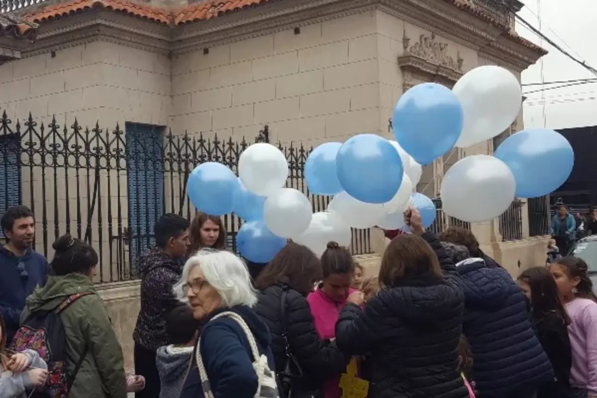 Suelta de globos en el día de las bibliotecas populares