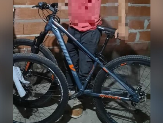 Motochorro amenazó con un cuchillo a dos adolescentes y robó una bicicleta