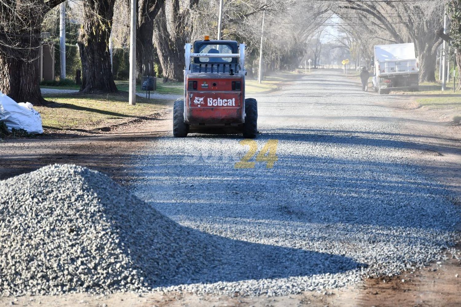 Venado avanza en nivelación de calles y colocación de piedra