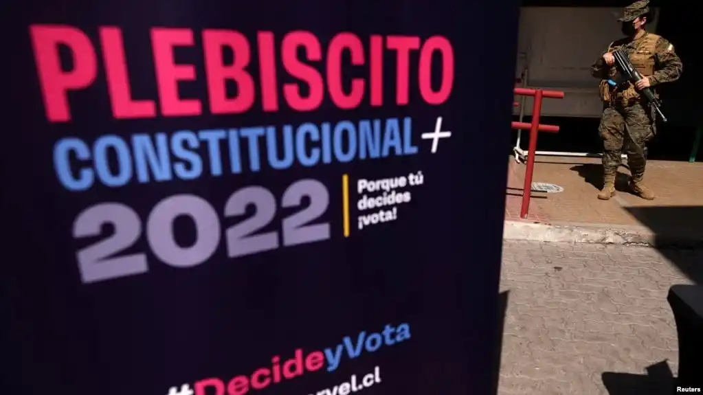 Chilenos rechazan por amplio margen propuesta para nueva Constitución: ¿qué esperar?