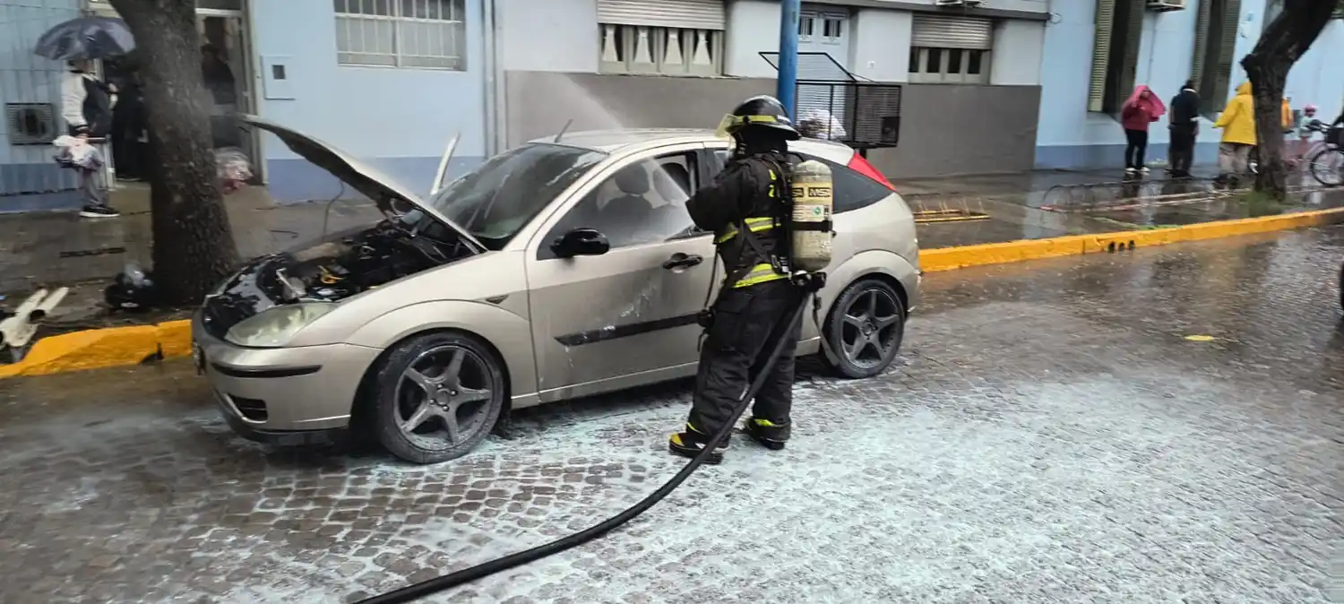 Se incendió un auto en bulevar Lehmann y Chile: el fuego fue controlado por los propietarios antes de la llegada de bomberos