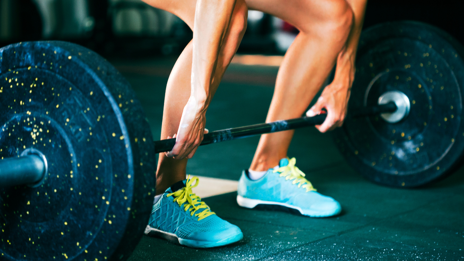 El peso muerto es uno de los ejercicios más completos, pero requiere técnica precisa para evitar lesiones y fortalecer glúteos y zona lumbar de forma segura/ DeporteGlam