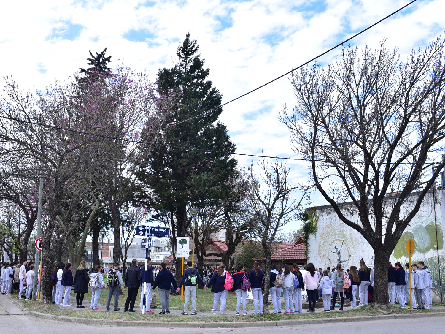 Movida Ecológica: con un abrazo simbólico recordaron  a los tres Luises y su legado 