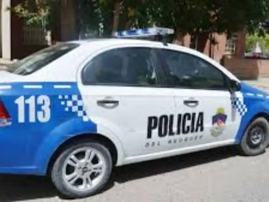 La pelea en Junín de los Andes se convirtió en un video viral. La Policía recibió dos denuncias por daños a los autos estacionados por el boliche. Imagen ilustrativa