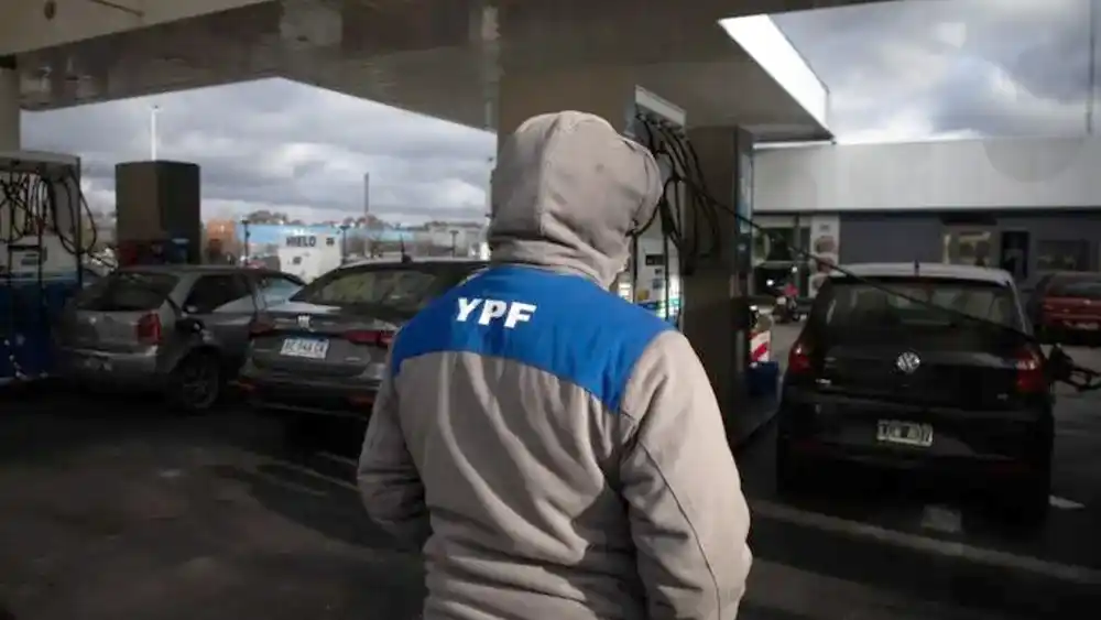 Un empleado de YPF espera por clientes en una estación de servicio.
