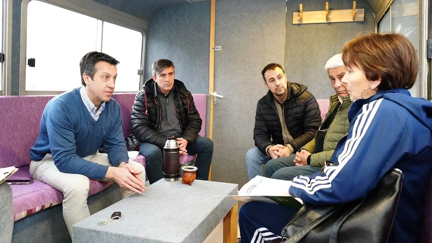 La oficina móvil llego al Puerto e incluyó asesoramiento a la tercera edad