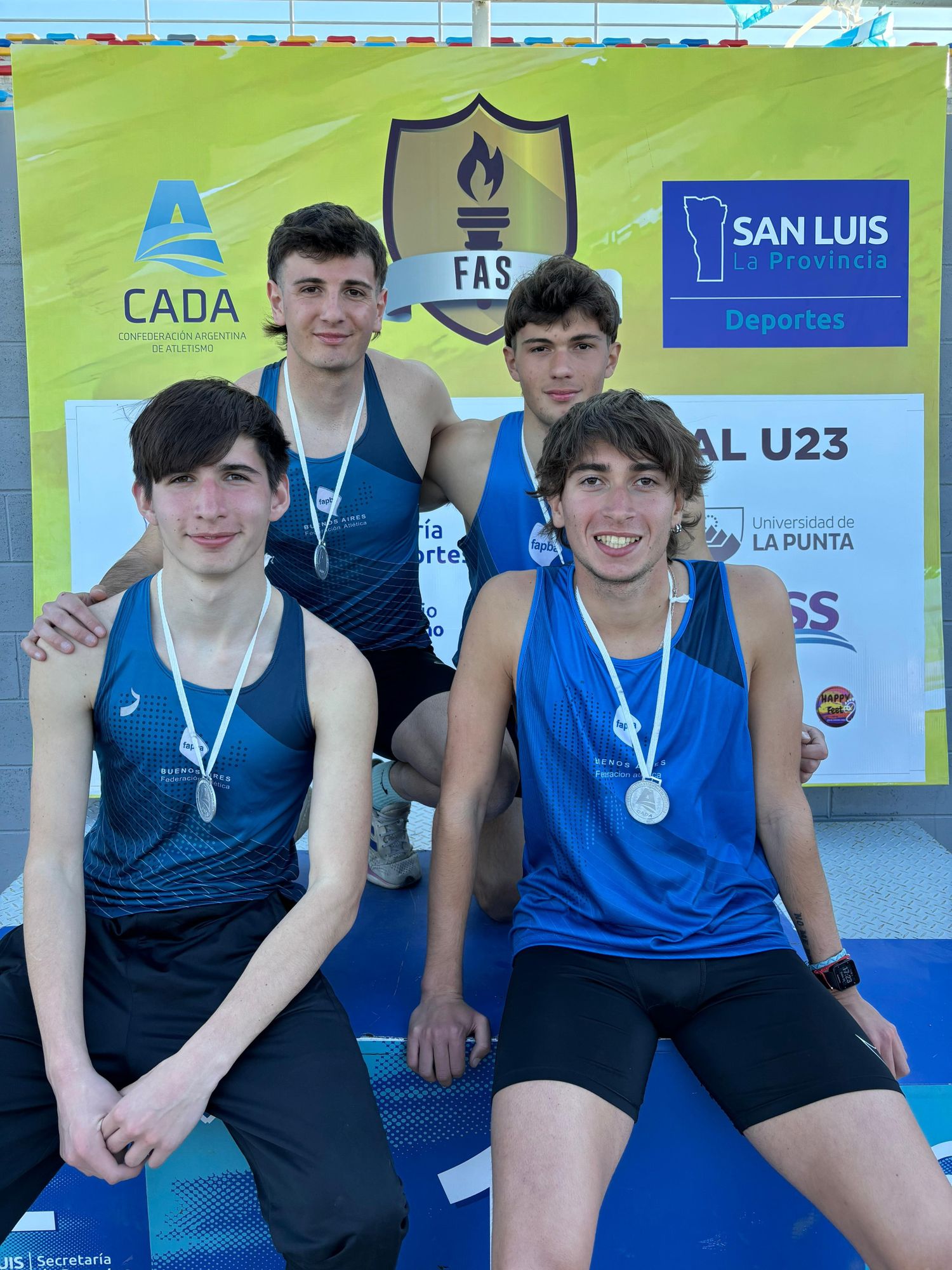 Marchetti junto al equipo de Buenos Aires. Los medallistas de plata