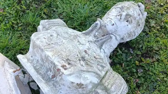 Delcy Rodríguez denunció que profanaron estatua de Simón Bolívar en el Monte Sacro, Roma (FOTOS)