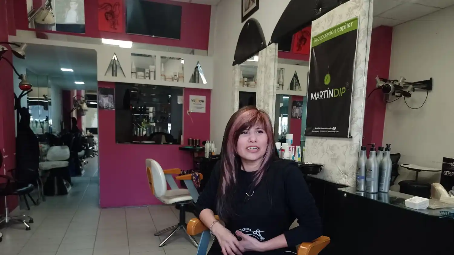 Natalia Álvarez Barrios, en su peluquería de San Martín al 400.