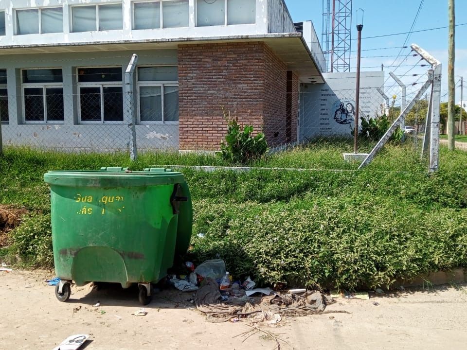 Reclaman por el pastizal dentro y fuera de una escuela secundaria