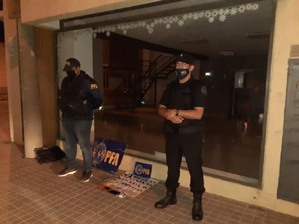 Detienen a dos jóvenes con 40 envoltorios de marihuana
