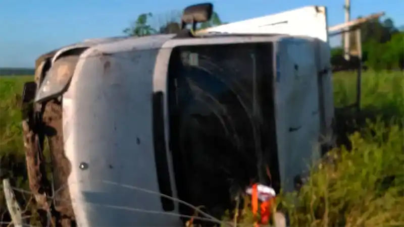 Perdió el control del auto y lo volcó