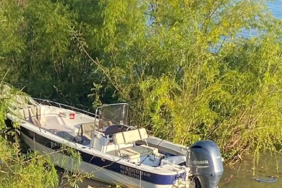 Denunciaron una embarcación abandonada en Puerto Norte: llevaba más de 100 kilos de cocaína