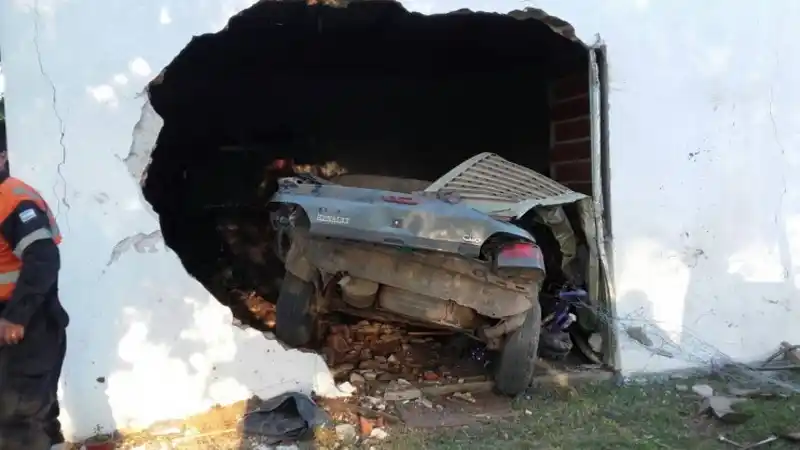 Alcoholizado perdió el control del auto, despistó y terminó dentro de una casa