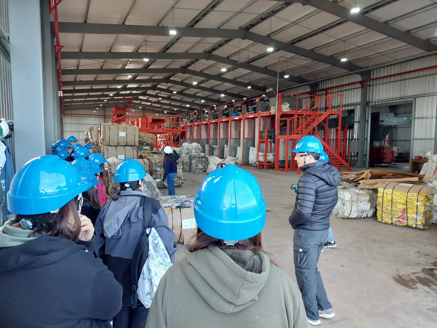 Los alumnos recorriendo la Planta.