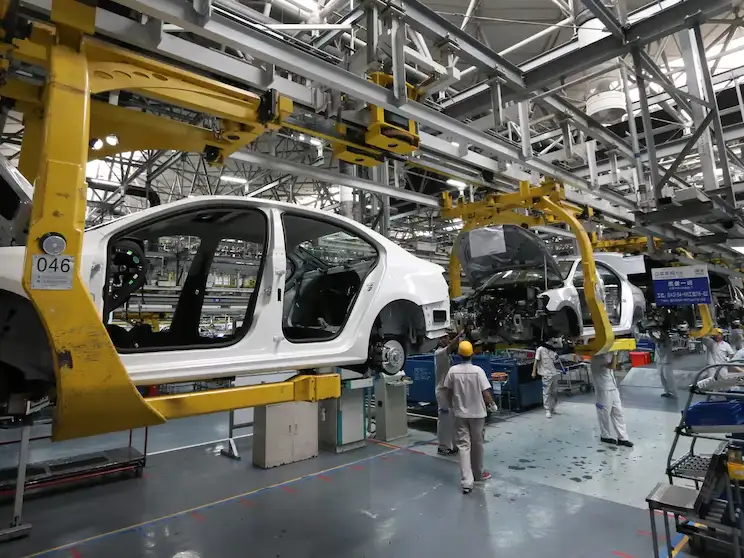 La industria manufacturera fue el sector más afectado, con una contracción interanual de 8,7%, seguida por el comercio mayorista y minorista, que retrocedió 7%. También registraron bajas electricidad, gas y agua (-6%), impuestos netos de subsidios (-4,2%) y administración pública y defensa (-1,5%).