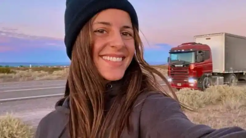 La joven camionera que revela la intimidad de sus viajes en las rutas argentinas y es furor en TikTok