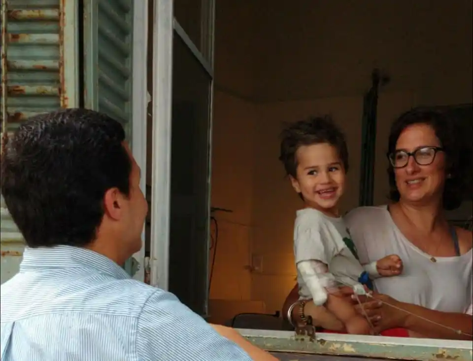 Le salvó la vida a su hijo haciéndole RCP al ritmo de una canción de Bee Gees