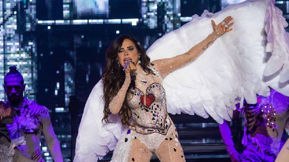 EN FOTOS Y VIDEOS: Gloria Trevi casi se empapa el pelo en Caracas