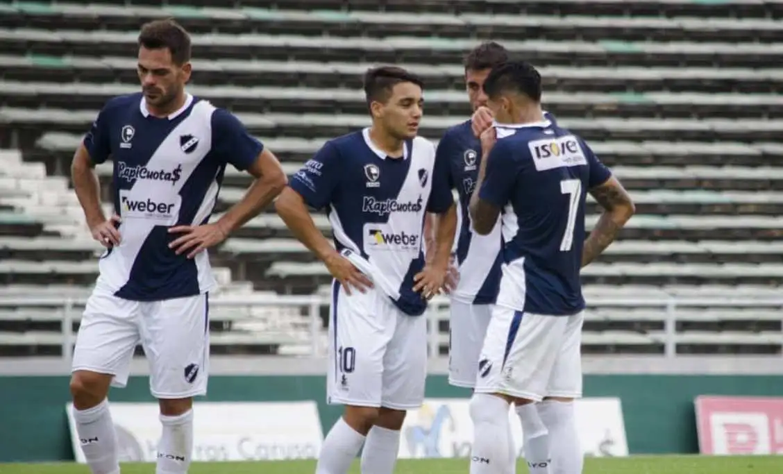 Alvarado volvió a caer como local