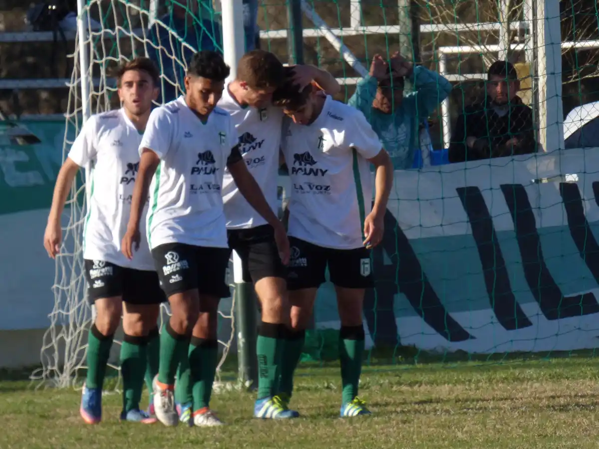 Ganó en Devoto y es solitario puntero