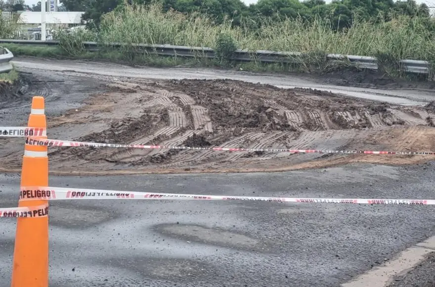 Taparon con tierra un pozo en la ruta