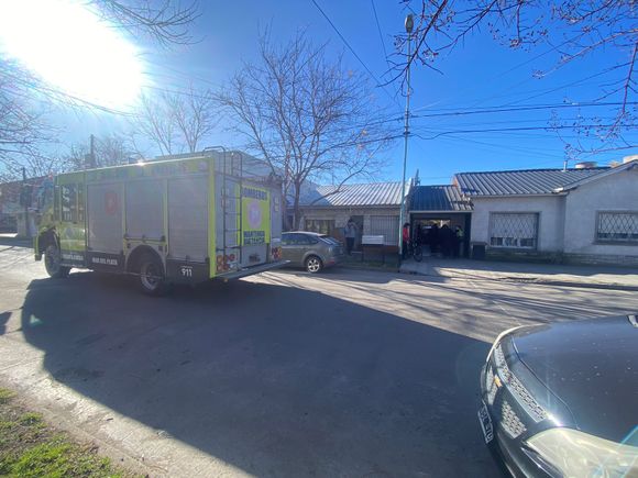 Un auto chocó contra una casa en el barrio Don Bosco: rescatan a una mujer